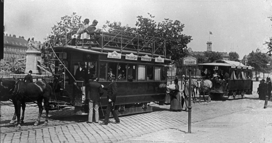 Pferdetramway bei der Aspernbrücke um 1894, vordere Wagen ist ein Decksitzwagen