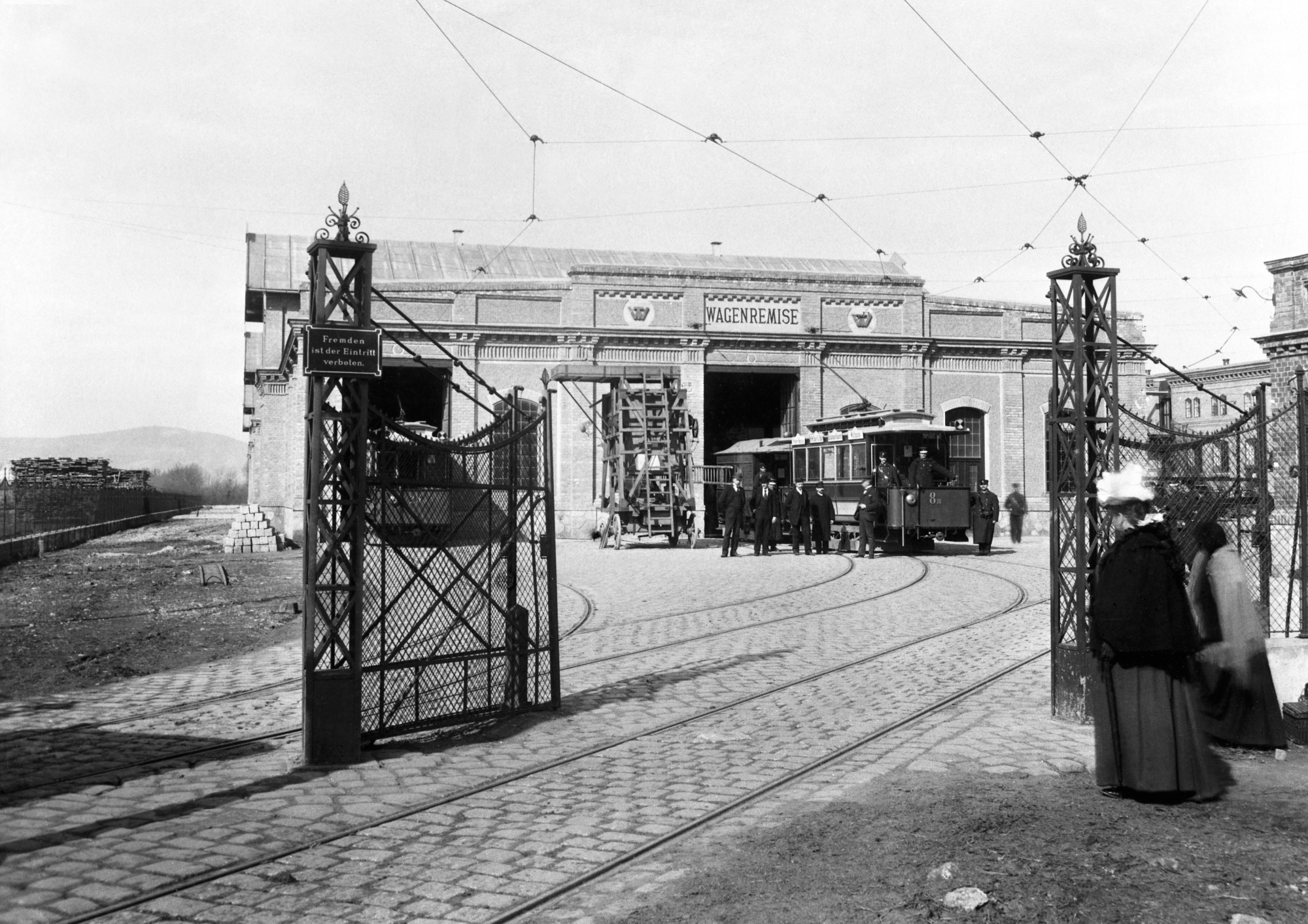 Vor der Remise Vorgarten befindet sich ein Zug der 