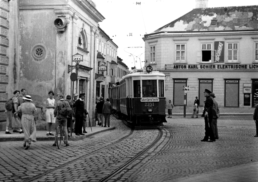 Triebwagen 2351 der Type K als Linie 162 in Mauer im Jahr 1933 unterwegs.