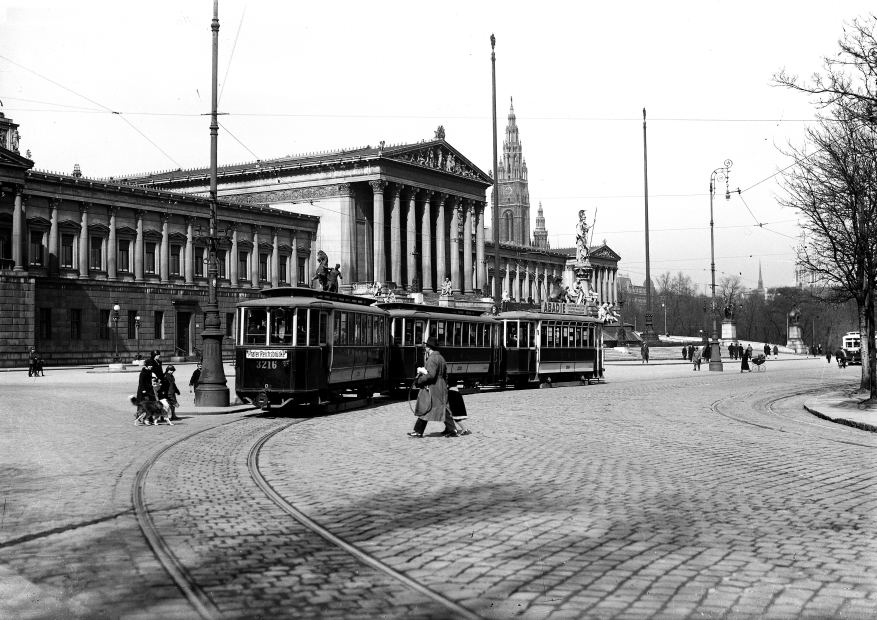 K-Dreiwagenzug Linie B vor dem Parlament K-Triebwagen 2360, Beiwagen k1 3253 und 3216