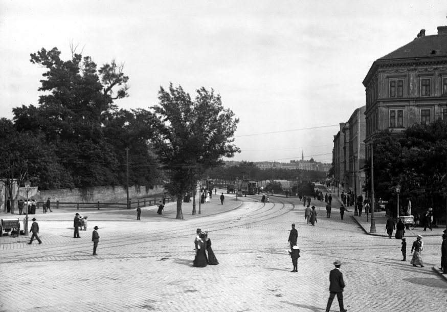 Obere Augartenstraße, Gaussplatz, im Hintergrund Zug 634 und 620 Type G auf der heutigen Strecke der Linie 31, um 1905