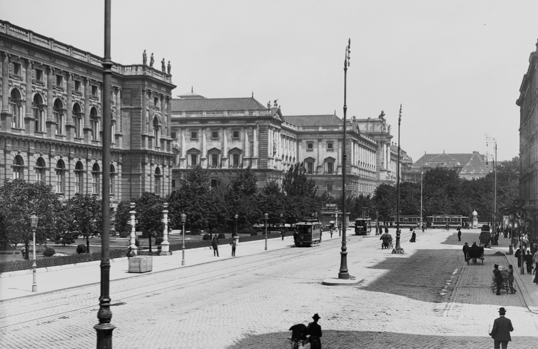 Babenbergerstraße mit Ring im Hintergrund und Zug der Type D, um 1905