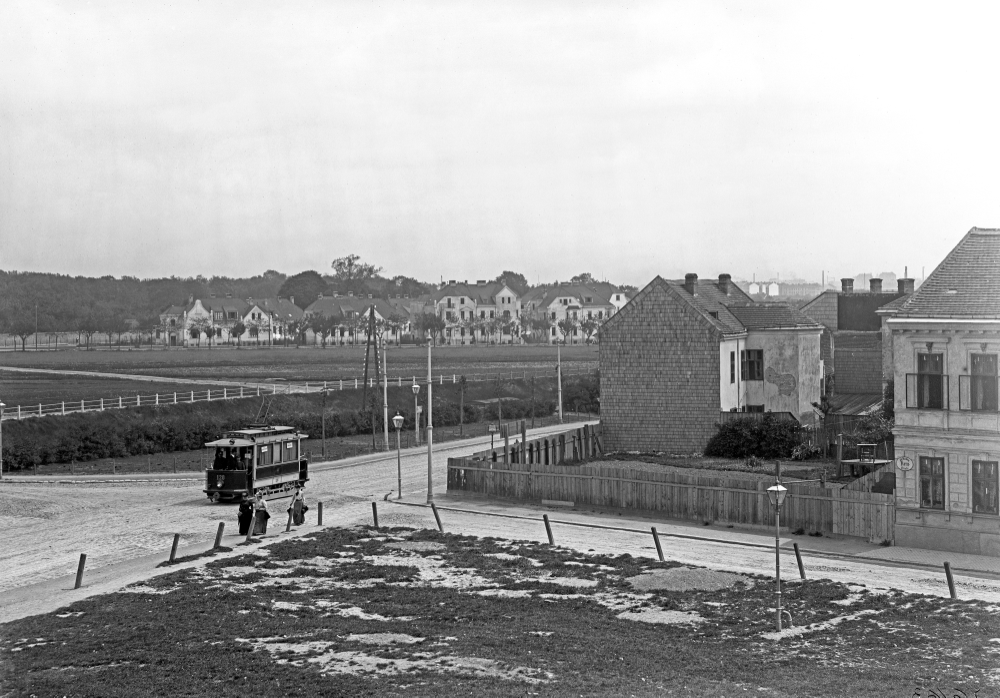 Hetzendorfer Straße um 1905 kurz vor der Stranzenbergbrücke, ein Zug der Type D und die Vorgängerlinie des 62ers,