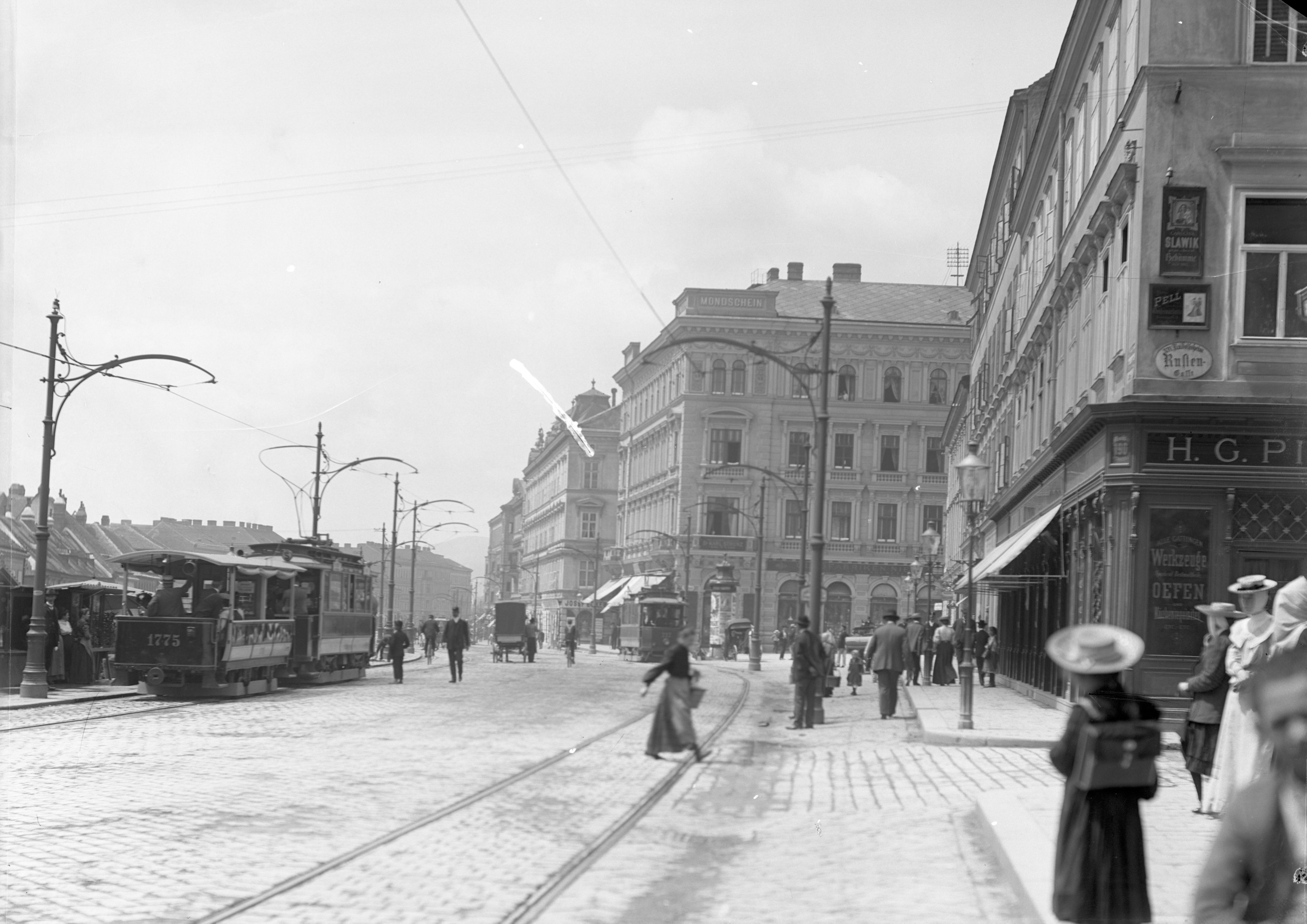 Verschiedene Typen auf der Mariahilfer Straße unterwegs, 1906
