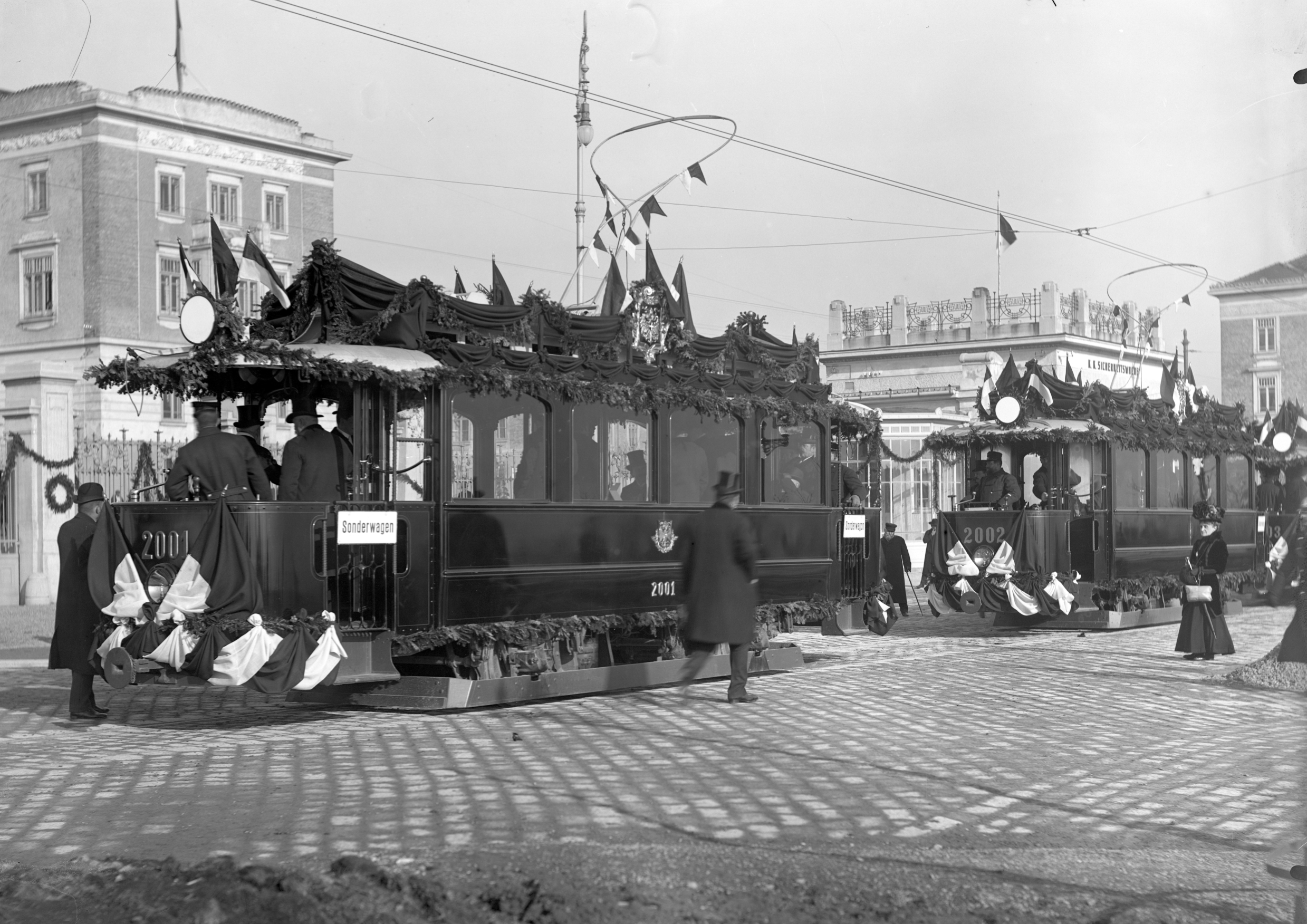 Die Salonwägen mit der Betriebsnummer 2001 und 2002 stehen am 21. Dezember 1908 mit Fahrgästen zur Eröffnung der Linie 47 in der Endstelle am Steinhof.