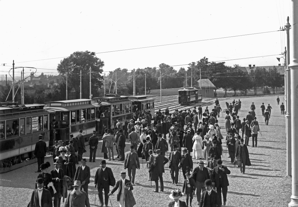 Freudenau, Renntag mit Straßenbahn ua. Linien J und Tr und Type G, um 1910