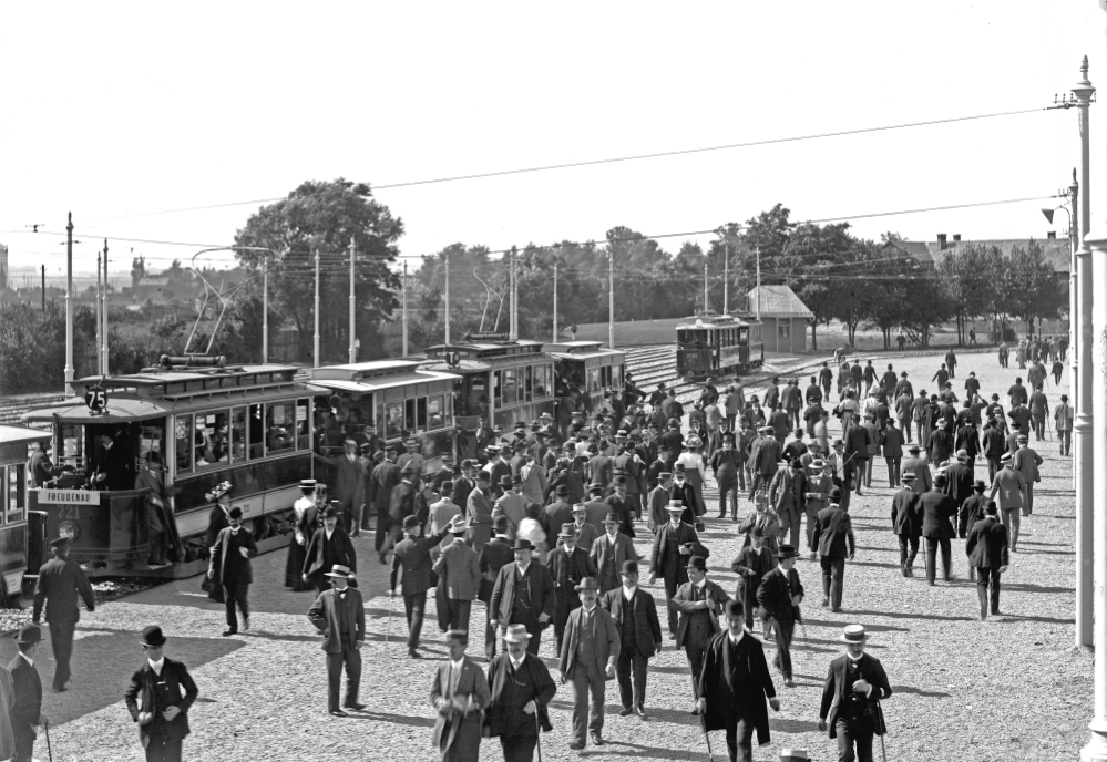 Freudenau, Renntag mit Straßenbahn u.a. Linie 75 und Tr, mit Type G und Bw, um 1910