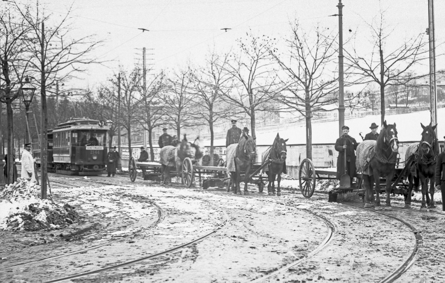 Winter auf der Linie 43 in der Alszeile mit von Pferden gezogenen Schneepflügen