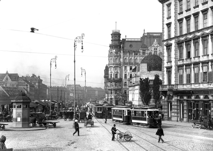 Bei der Secession, in der Friedrichstraße ist Triebwagen 624, der Type G mit einem Beiwagen der Type k als Linie 63 unterwegs, ca. 1912