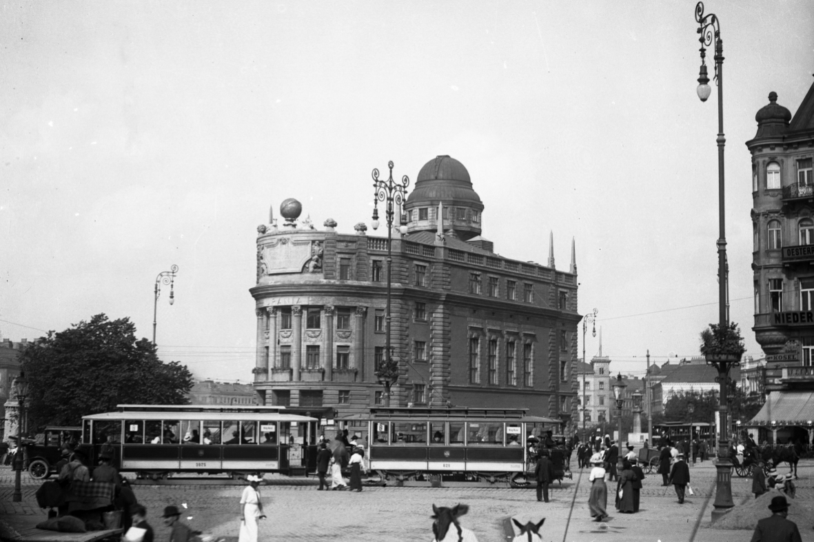 Zug der Ring Linie B mit G-g Garnitur vor der Urania um 1913