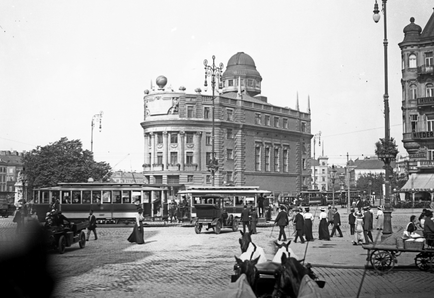 Zug der Ring Linie O H 2257 und Bw.  vor der Urania um 1913