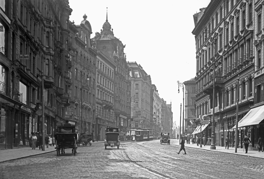 Mariahilferstraße mit Zug Type g 3076 und Triebwagen Type G, vermutlich Linie 52, um 1913