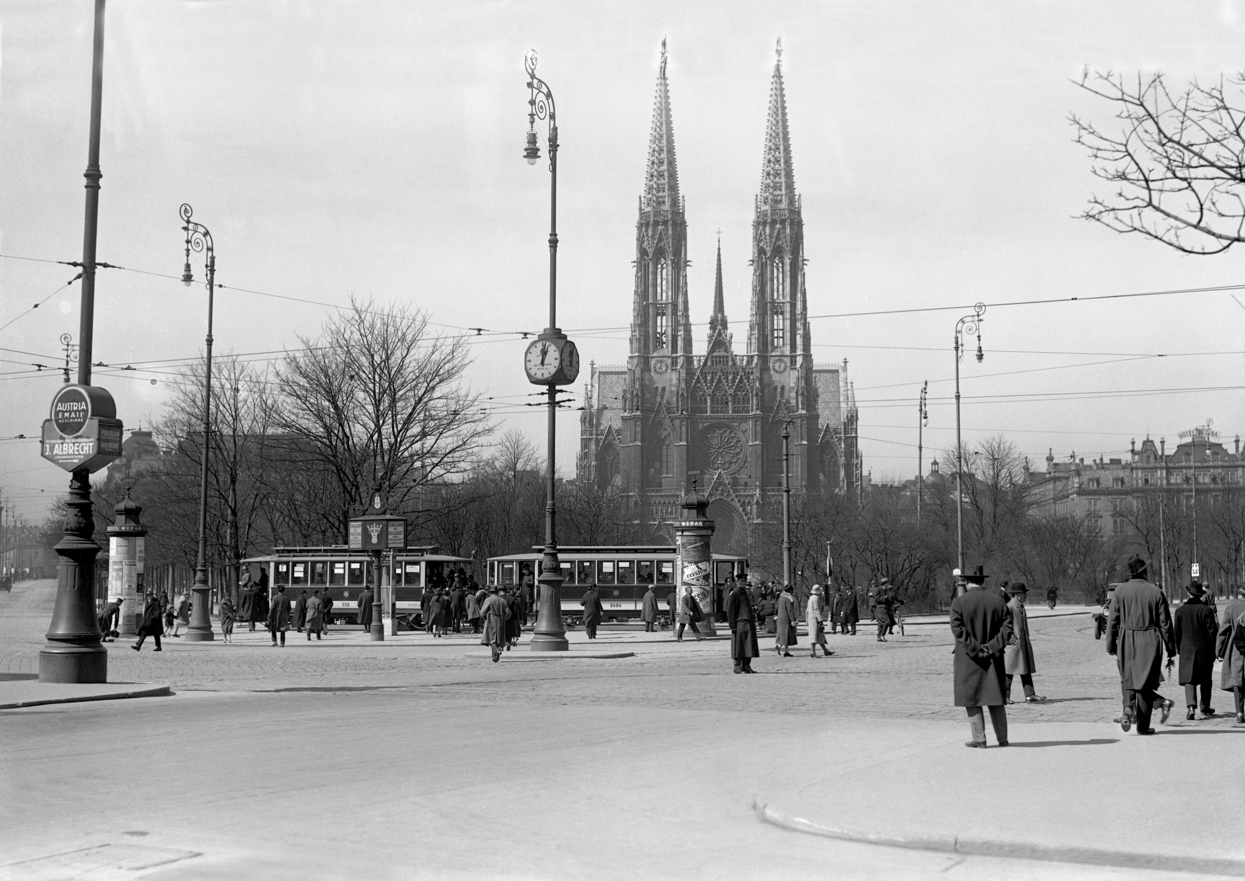 Triebwagen 652, der Type G mit Beiwagen Type k3 als Linie F beim Schottentor gegenüber der Votivkirche, 1926