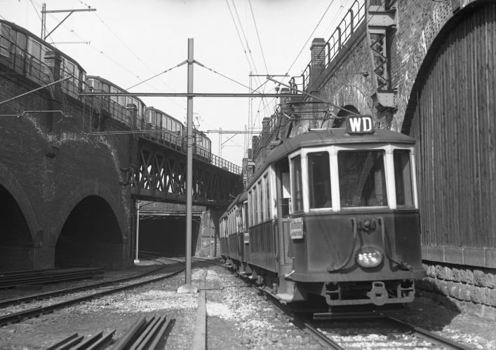Zwischen Heiligenstadt und Friedensbrücke Stadtbahn der Linie WD mit Triebwagen Type N und zwei Beiwagen der Type n um 1925