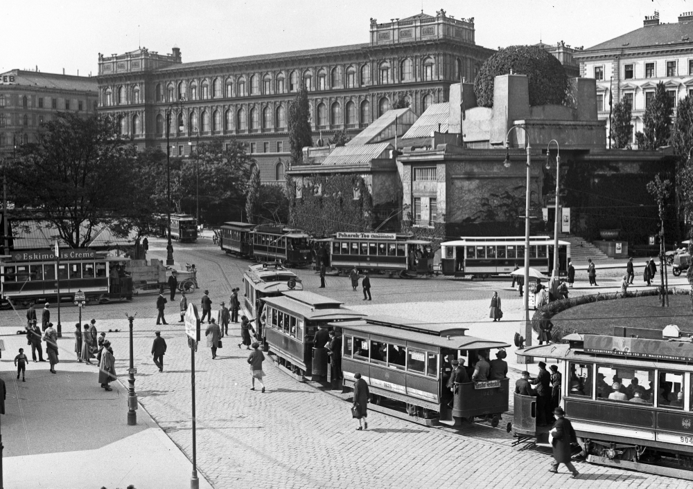 Sezession, Linke Wienzeile, Züge der Linien E2, J2, 61, 58 und 59, ua. Typen  G und Beiwagen Type s   um 1928