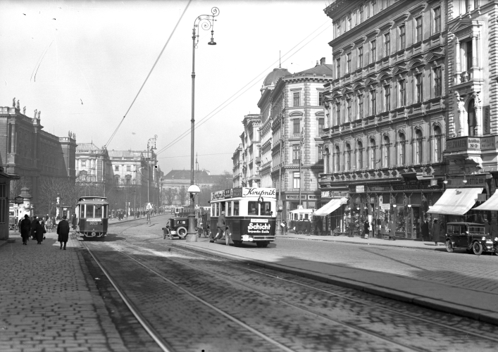 Mariahilfer Straße mit Straßenbahnzug, Beiwagen Type g und Autobus der Type 