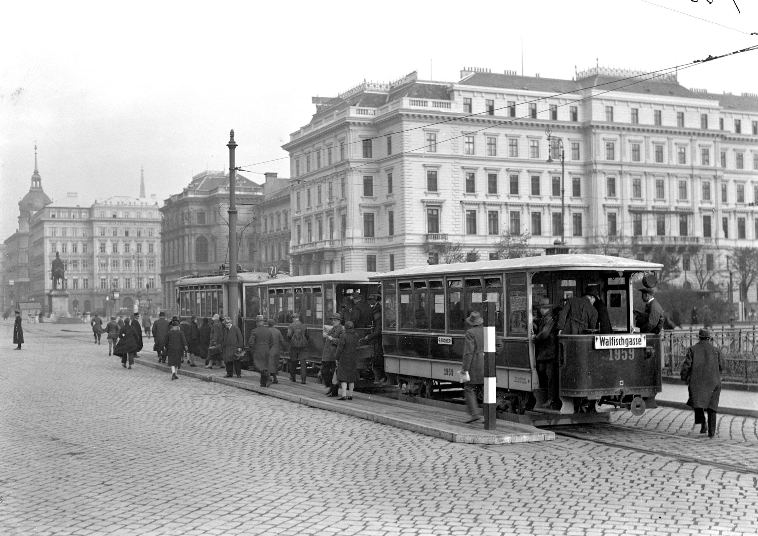 Kreuzung Schwarzenbergplatz/Lothringer Straße, damals Brücke über den Wienfluss, Zug der Linie 71 gebildet aus dem Triebwagen der Type K und zwei  Beiwagen der Type u1