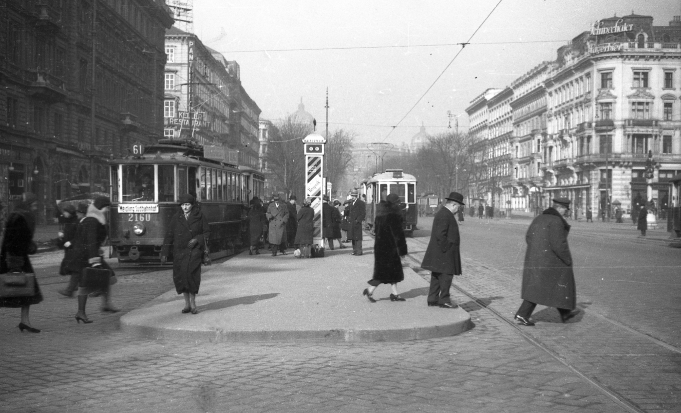 Verkehrssituation bei der Oper am Ring etwa 1930 mit der Linie 61 Type H 2160 und im Hintergrund Ringlinien im Linksverkehr