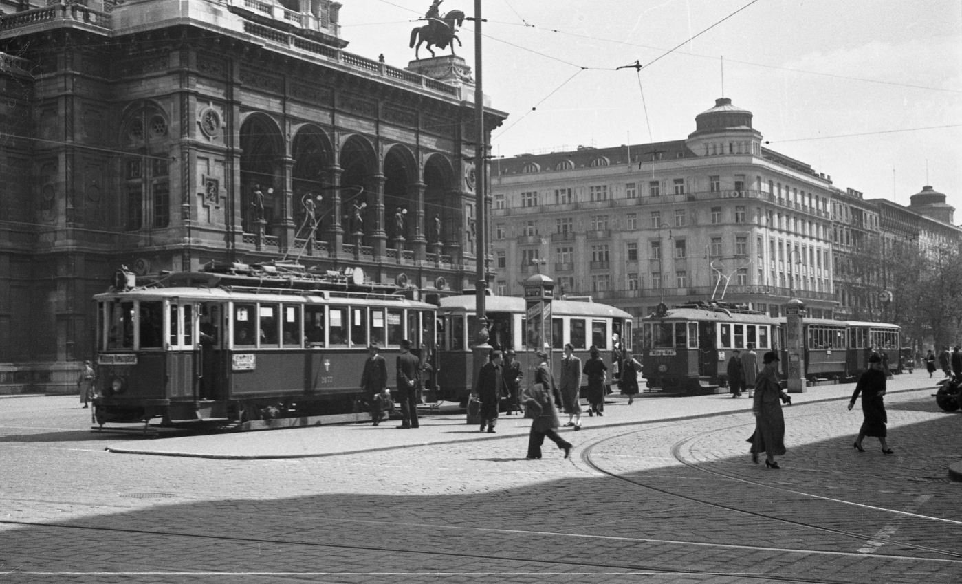 Ringstraßenbahn der Linien F und A. Vor der Oper am Ring Type G und Beiwagentype m2. Dahinter Type M mit Beiwagentype k2 und Beiwagentype k2