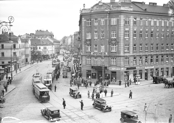 Reger Verkehr in der Währinger Gürtel/Nussdorfer Straße durch den Verstärkerverkehr der Typen G, G2 und p2 als Linie 38 für das Stadion Hohe Warte im Jahr 1930