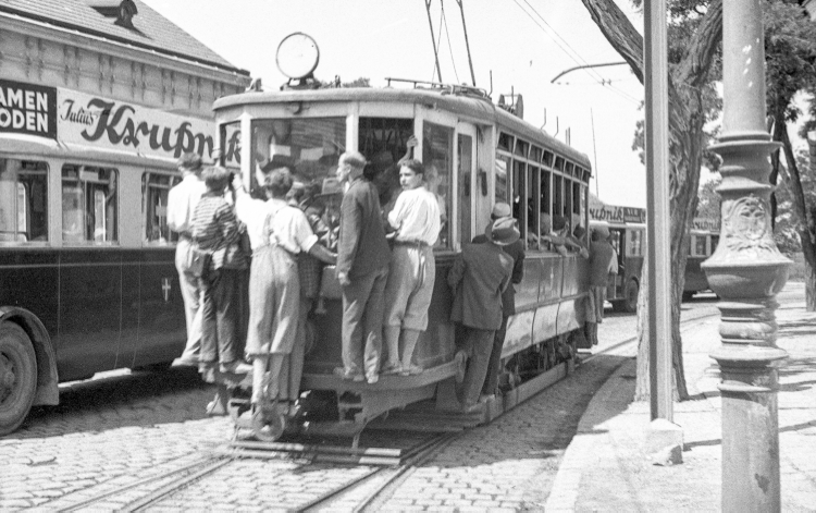 Verstärkerzug und Busse in Hirschstetten anläßlich der Landung des Zeppelins am 12.Juli 1931