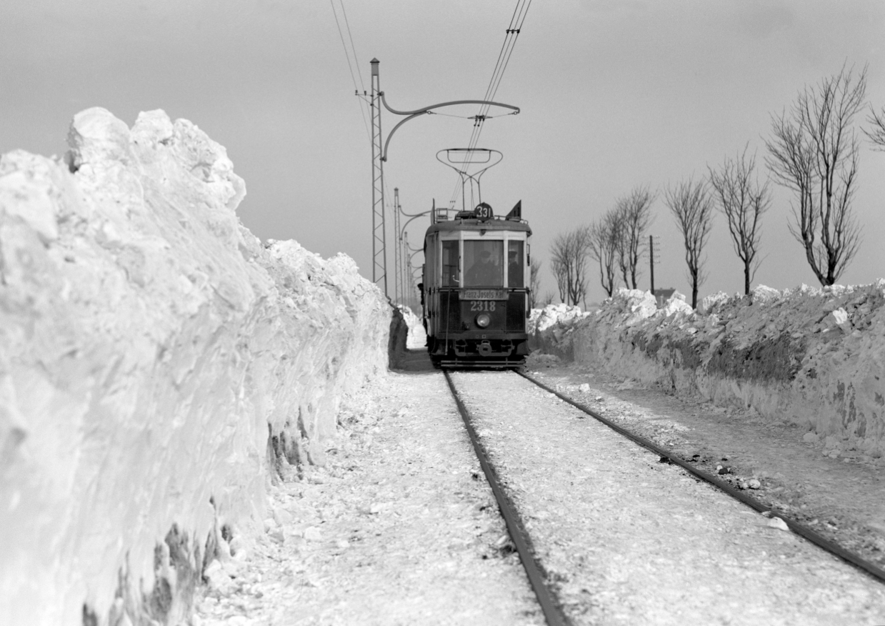 Triebwagen 2318, der Type K, als Linie 331, in der Brünner Straße bei Schnee unterwegs, 1931