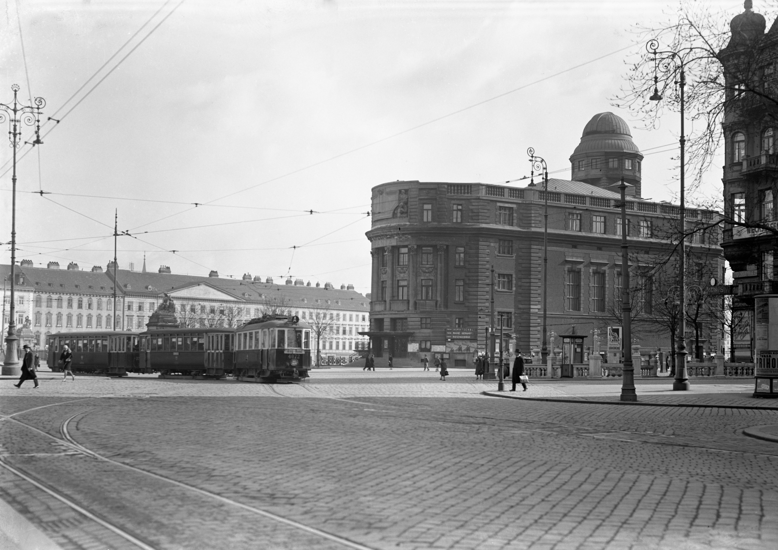 Triebwagen 4072, der  Type M mit Beiwagen Typen k und k am Aspernplatz vor der Urania, 1932