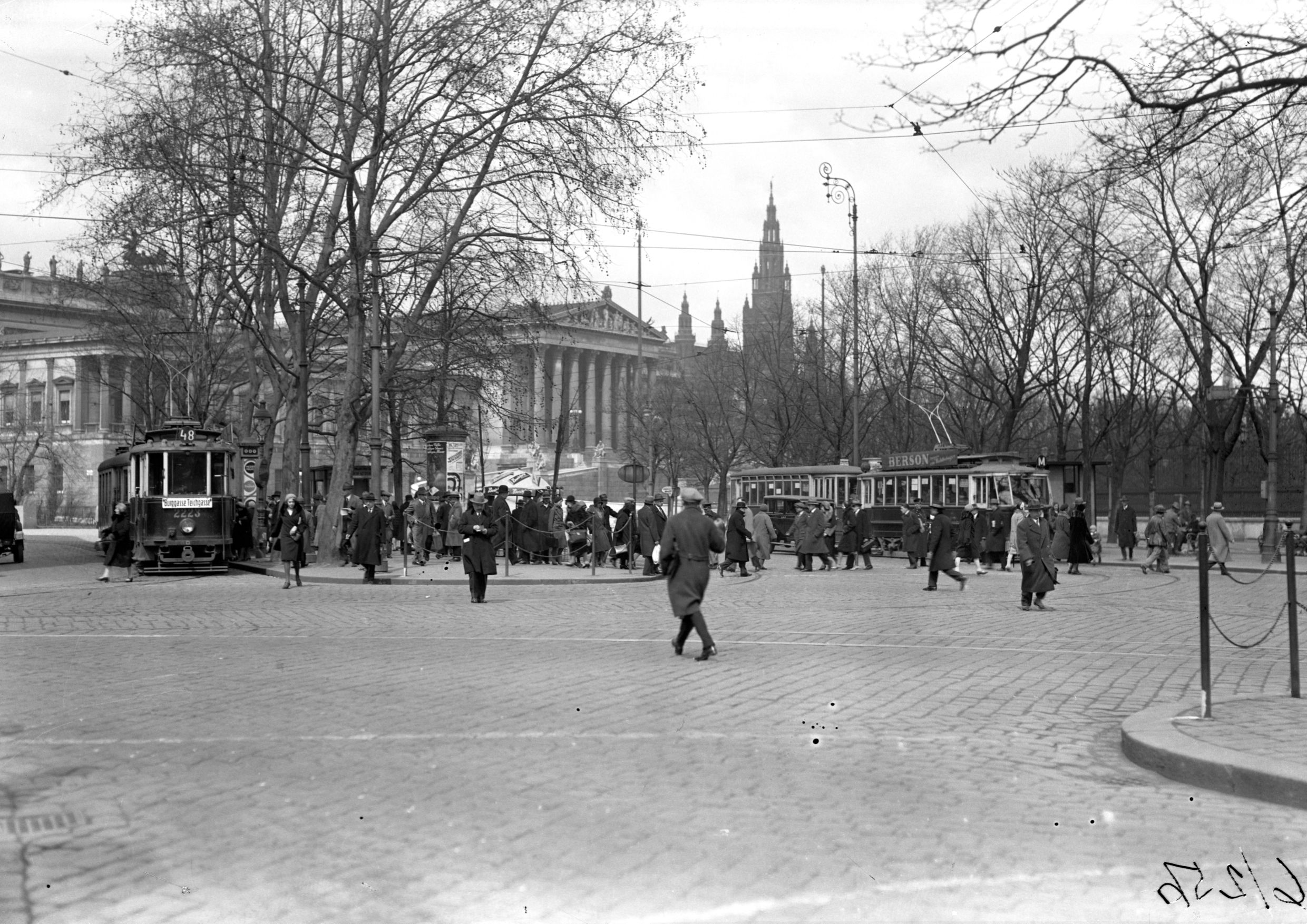 Triebwagen 2223 der Type H als Linie 48 und  Triebwagen der Type G als Linie M bei Ring bei Bellaria, Parlament und Rathaus im Hintergrand, um 1932