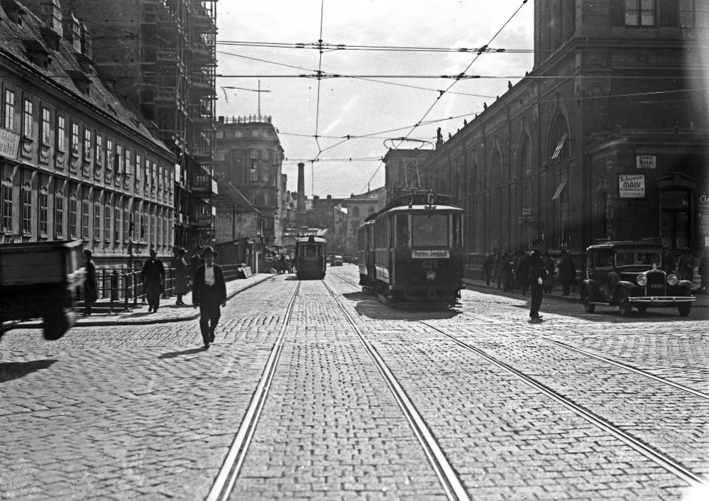 Zug der Linie  G2  mit der Type G und  Beiwagen um 1935 Invalidenstaße, Markthalle