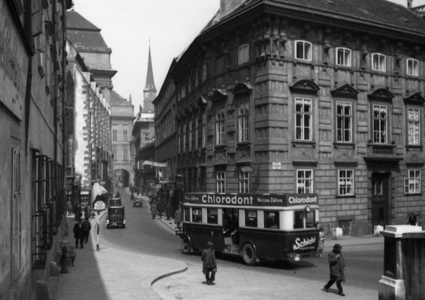 Alter Bus etwa Höhe Albertina in den 