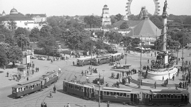 Praterstern mit Zügen der Linien 5, Ak um 1935