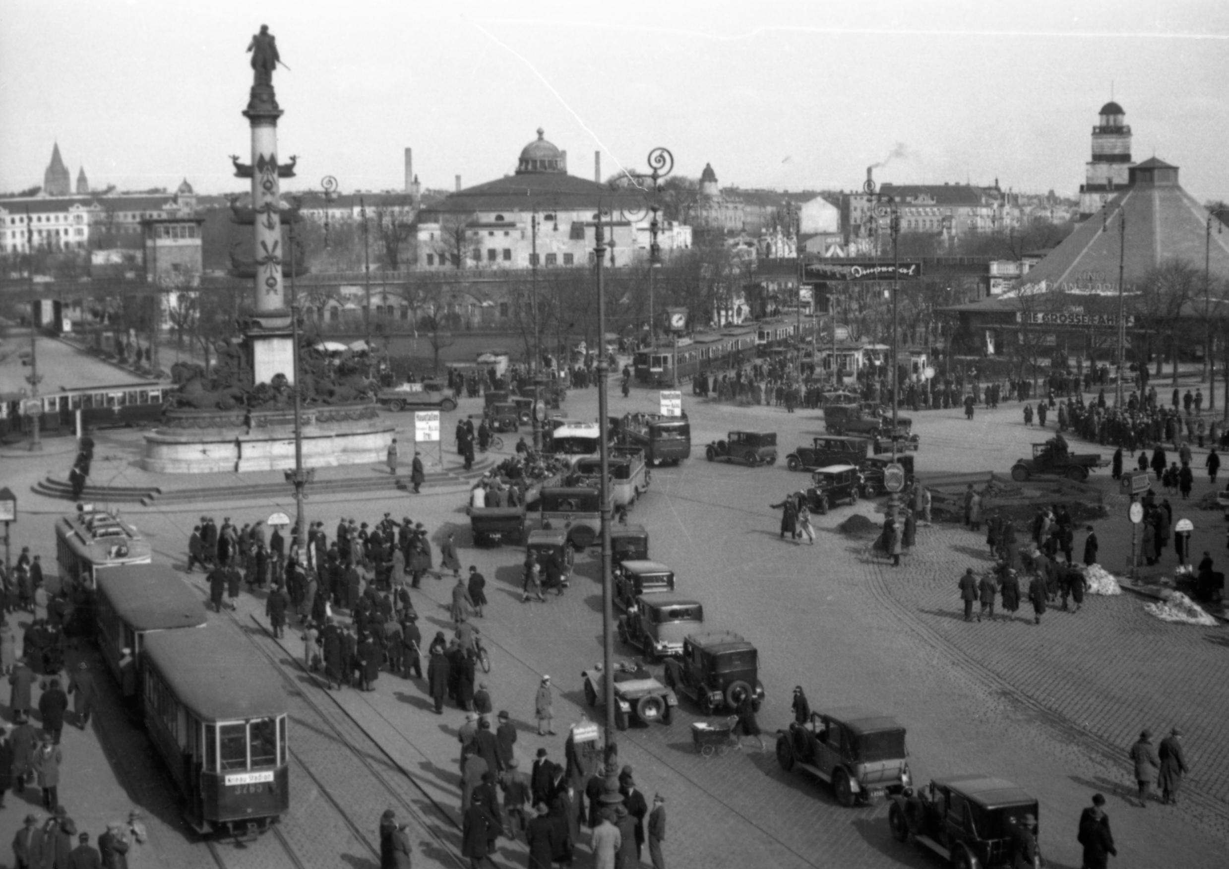 Type K und Beiwagentypen k und k4 auf der Linie 21 am Praterstern, 1937