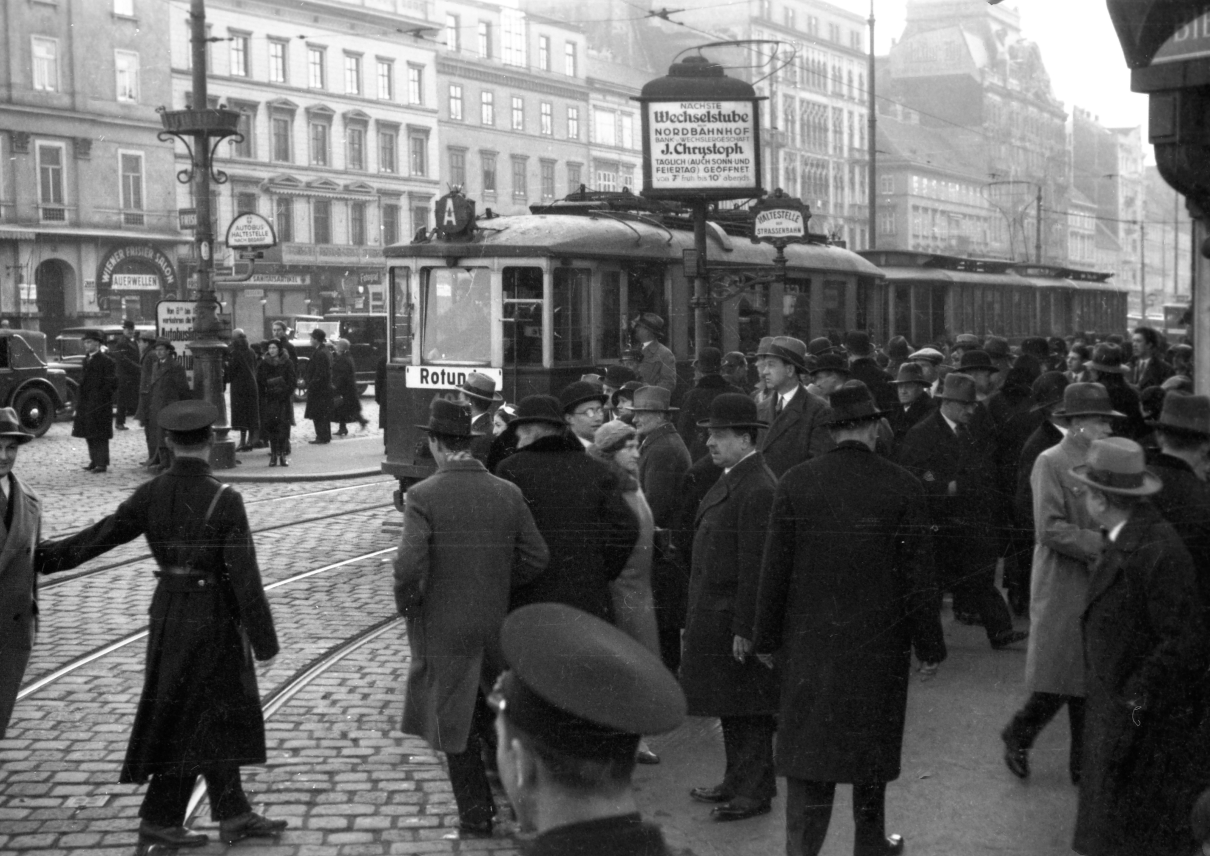 Reger Verkehr am Praterstern mit Type M und Beiwagentypen k und k der Linie A in Fahrtrichtung Rotunde, 1937