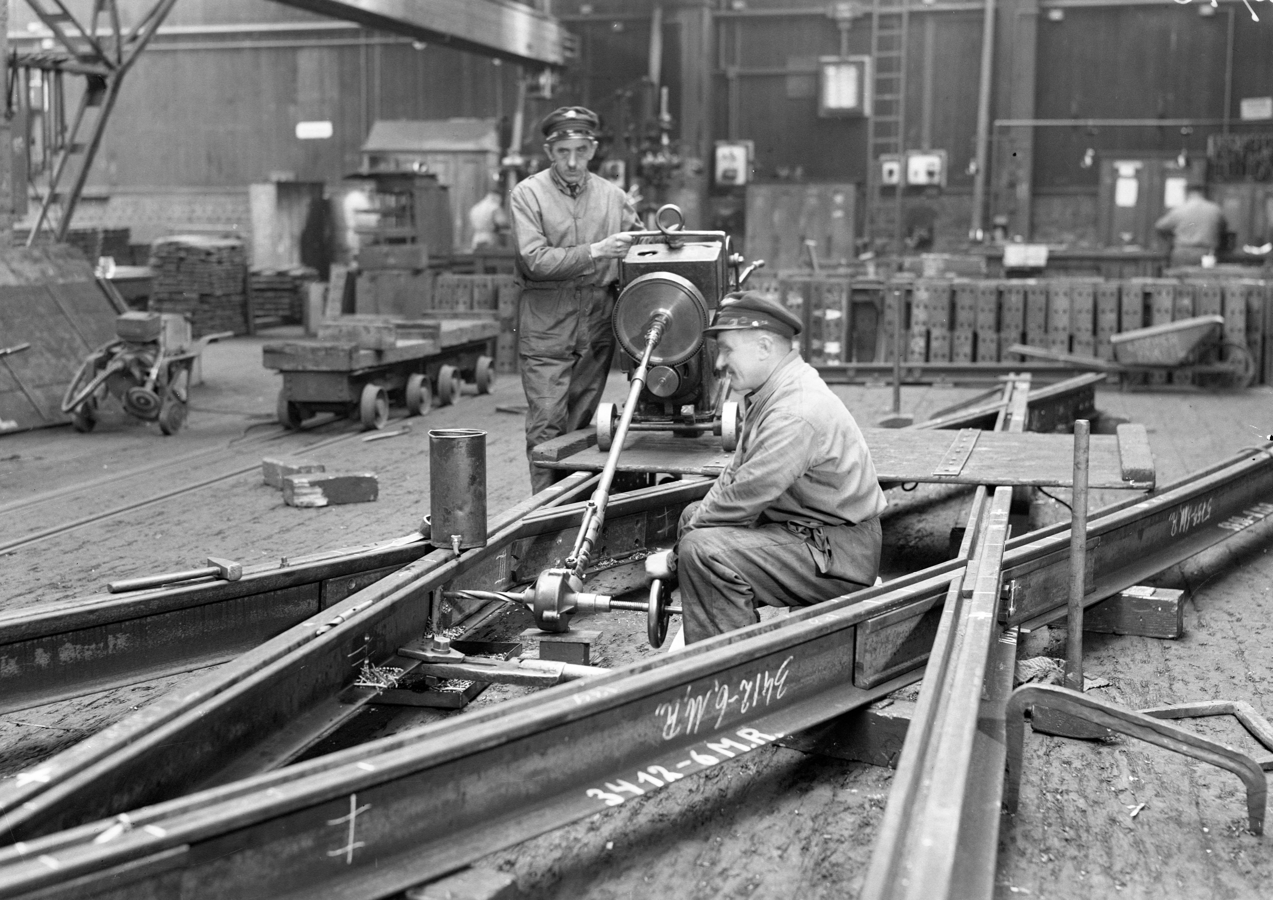 Bohren eines Kreuzungspunktes bei einer Gleisanlage, Assmayergasse ,1937