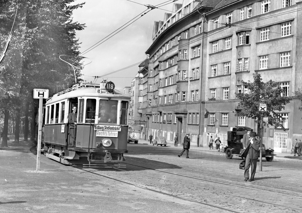 Type M mit Beiwagen Typen k und k, als Linie 118, beim Margaretengürtel, um 1938, unterwegs