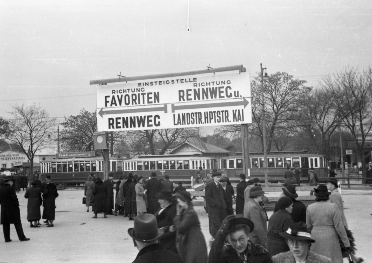 Zum trditionellen Friedhofsverkehr sieht man am Zentralfriedhof beim II. Tor einen Dreiwagenzug der Linie 35, 1939