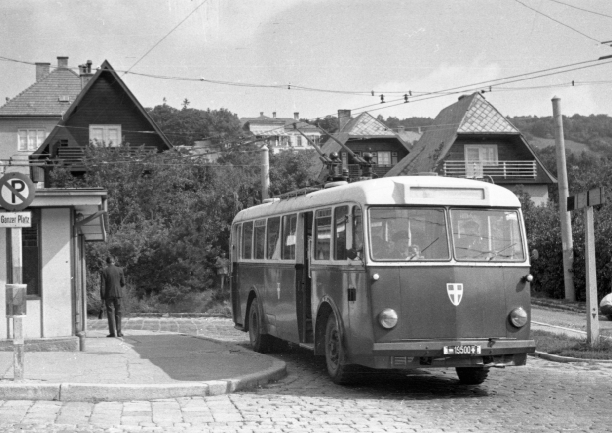O-Bus Motorwagen in der Endstelle Salmannsdorf bei einer Schulungsfahrt im Jahr 1946