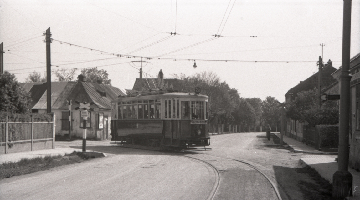 Triebwagen 2314 der Type K, steht als Linie 260 an der Kreuzung Kaiser-Franz-Josef-Straße/Ketzergasse, 1950