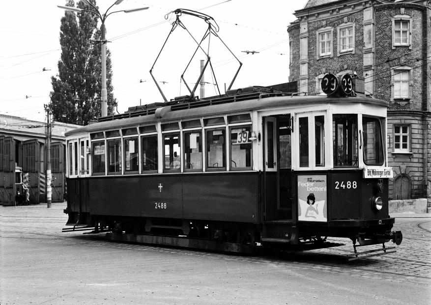 Type K 2488 am Bahnhof Gürtel Linie 39

Einziger K-Triebwagen mit Scherenbügel