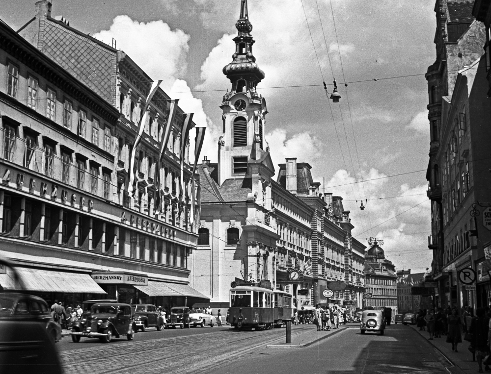 Zug der Linie 58 mit der Type A und Beiwagen auf der Mariahilfer Straße bei der Stiftsgasse, 1950