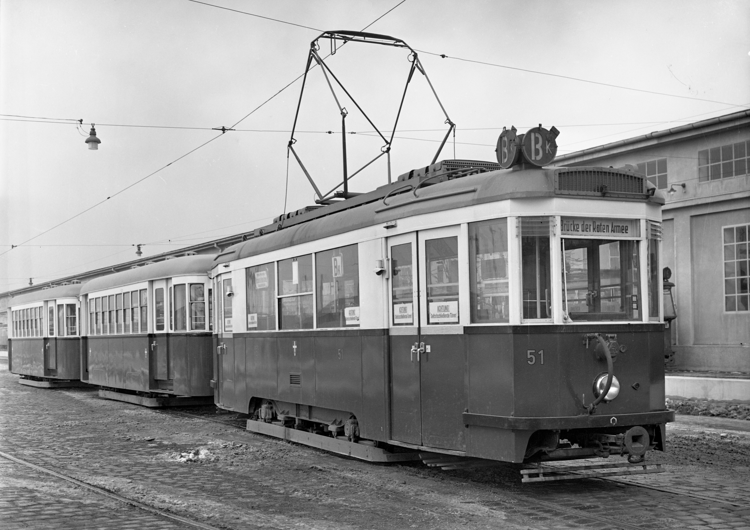 Triebwagen 51, der Type B mit dem Zielschild Brücke der roten Armee, um 1951.tif