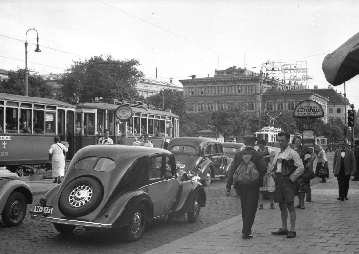 Verkehrssituation am Karlsplatz mit Menschen,Autos und Zug der Linie 62 Type k3 3676 und Type K etwa 1952