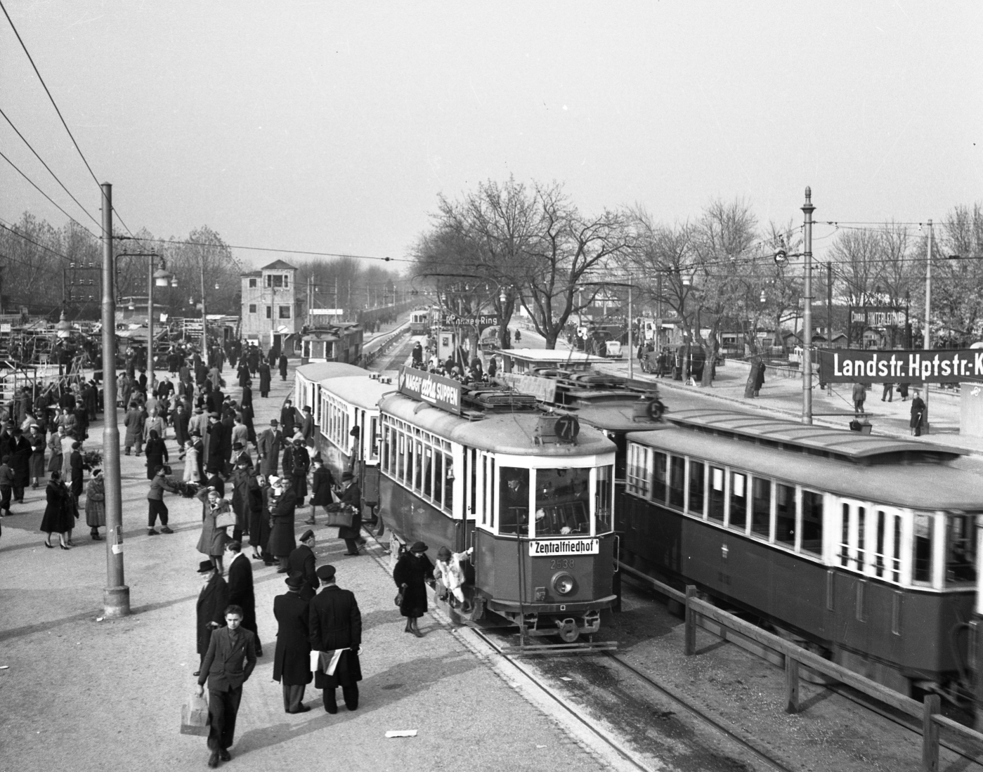 Zentralfriedhofsverkehr 1.November 1952 beim 2.Tor in Simmering, zu sehen ein Dreiwagenzug der Type K 2538 und Beiwagen, Richtung Stadt ein Zug der Linie 6 mit Type G und Beiwagen
