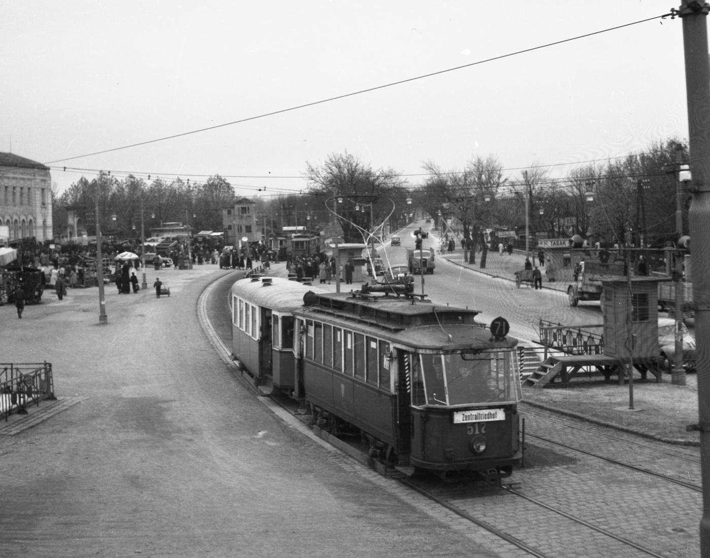 Zug der Linie 71 mit Type G 517 und m-Beiwagen beim 2.Tor Zentralfriedhof am 1.November 1953
