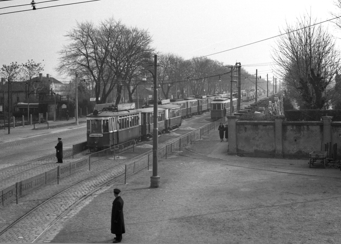 Zug der Linie 71 mit Type K 2508 und zwei u2 1969-3839  kurz vor dem 2.Tor in Simmering, 1.November 1952
