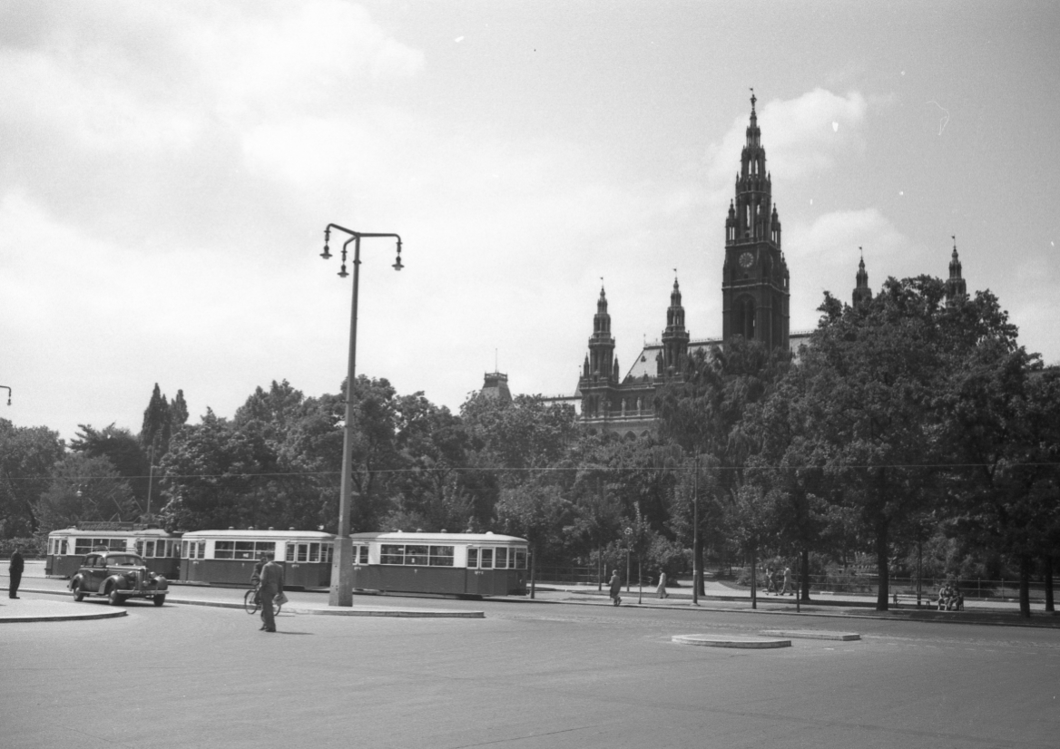 Zug der Linie Bk am Dr.Karl Renner Ring vor dem Rathaus mit Garnitur der Type B-b-b