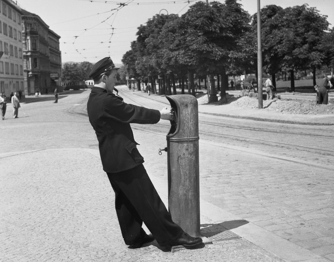 Mitarbeiter bedient Stellhebelweiche am Bhf. Rudolfsheim,Schulungsfotos Juni 1953