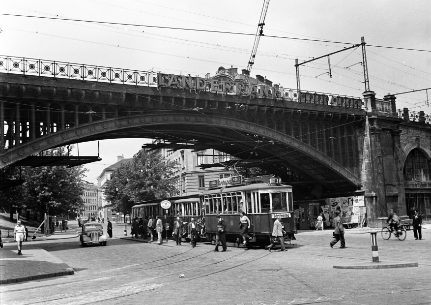 Dreiwagenzug mit K-Triebwagen Linie 38 Haltestelle Nussdorferstrasse Stadtbahn