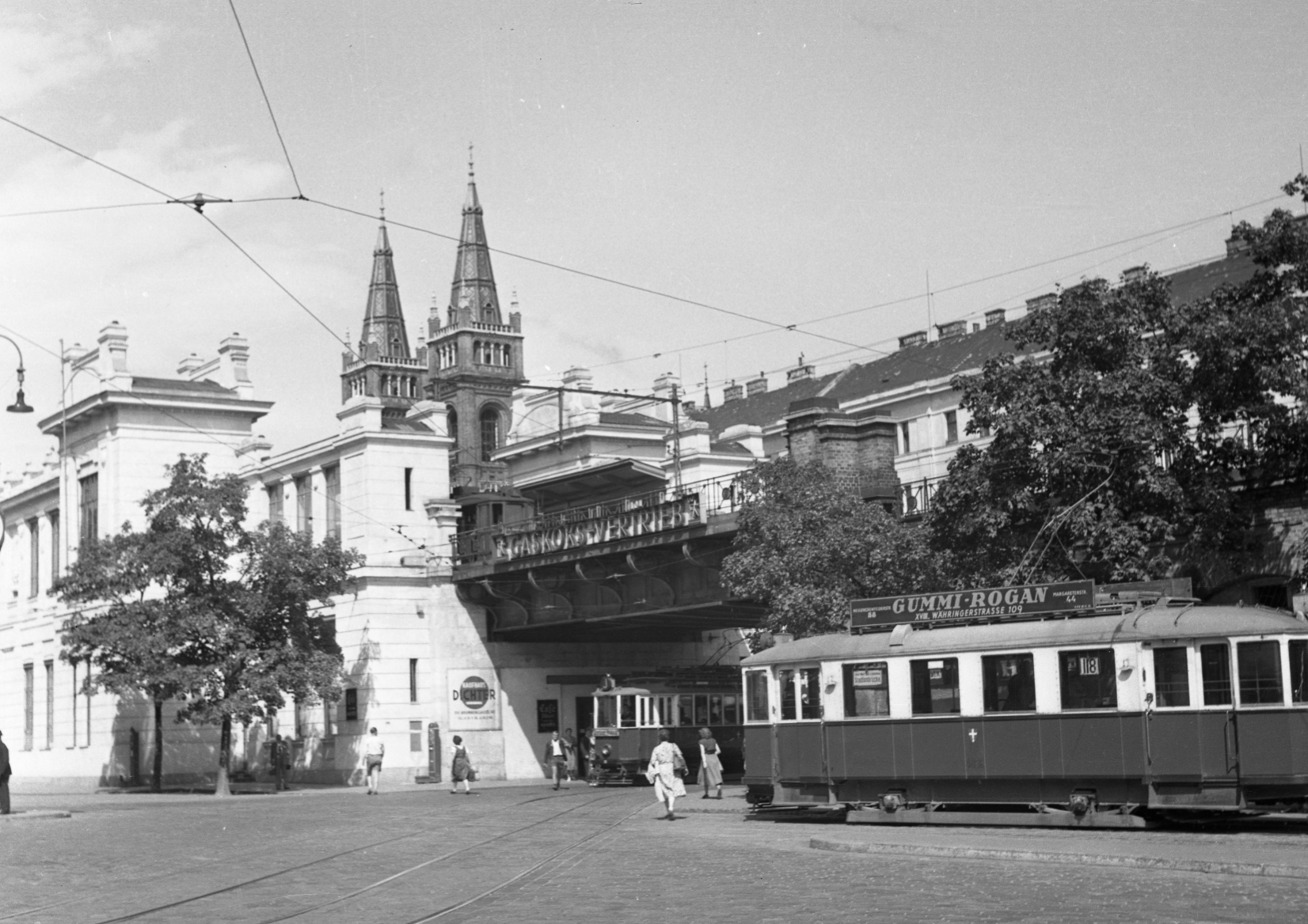 Stadtbahnstation Josefstädterstraße/Gürtel mit Zügen der Linien 118 und J,Typen M 4036 und Type G, etwa 1954