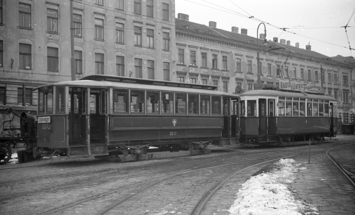 Beiwagen der Type k1 3219 mit Triebwagen der Type G4 am Bahnhof Rudolfsheim im Jänner 1954